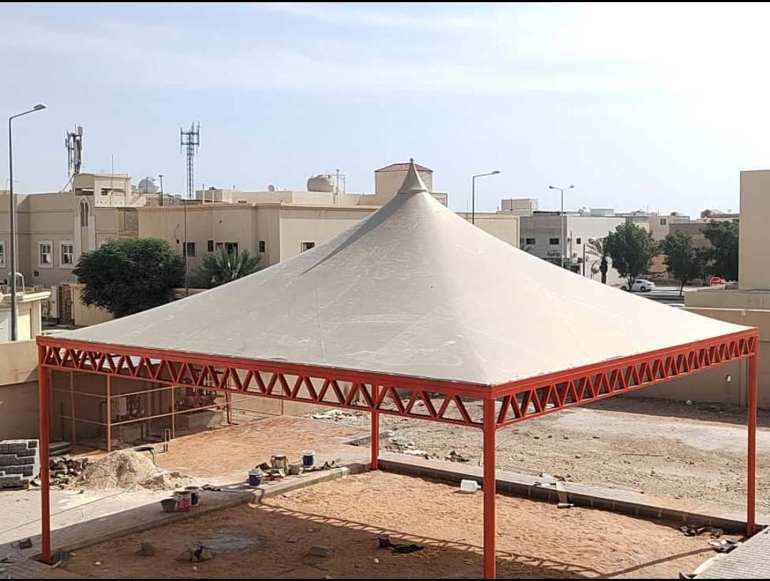 تركيب مظلات هرمية في الجنوب  لتحسين المظهر الخارجي للمرافق.