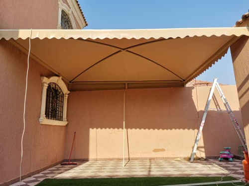 مظلات سيارات حديدية في الجنوب  توفر الأمان والحماية لمركباتك طوال العام.