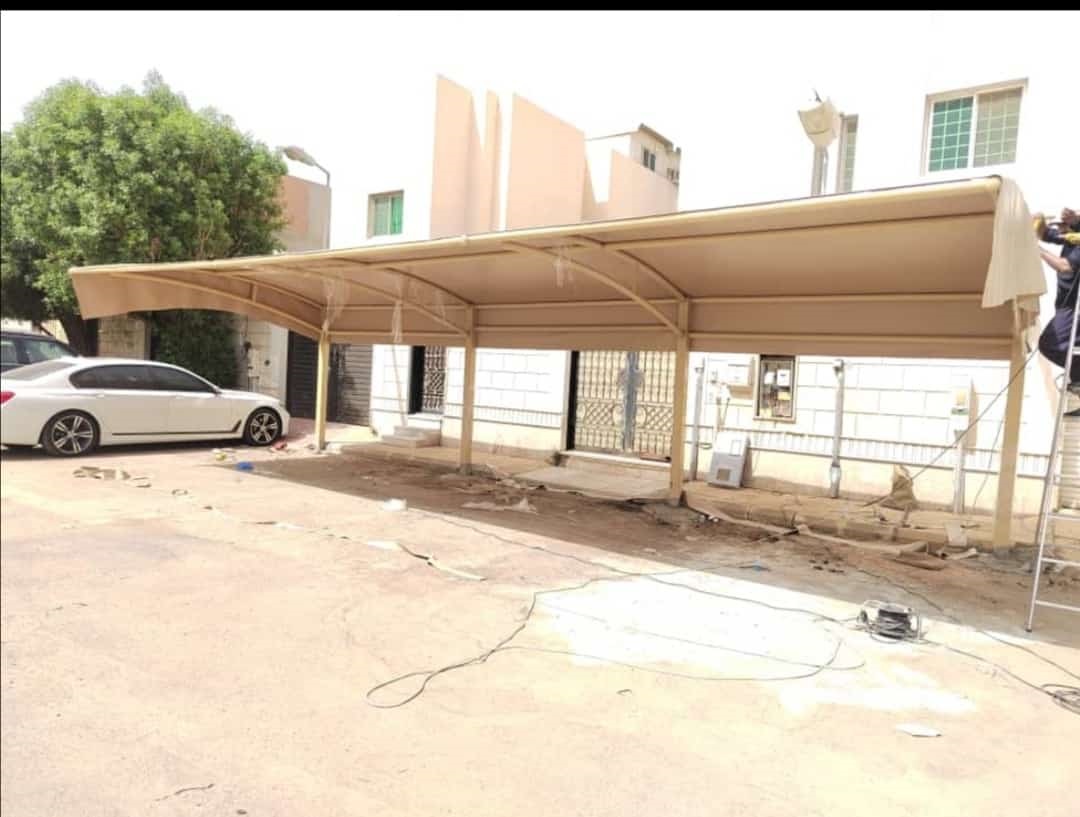 مظلات مدارس خميس مشيط   تمنح الطلاب حماية من الشمس وأجواء مريحة في الفناء.