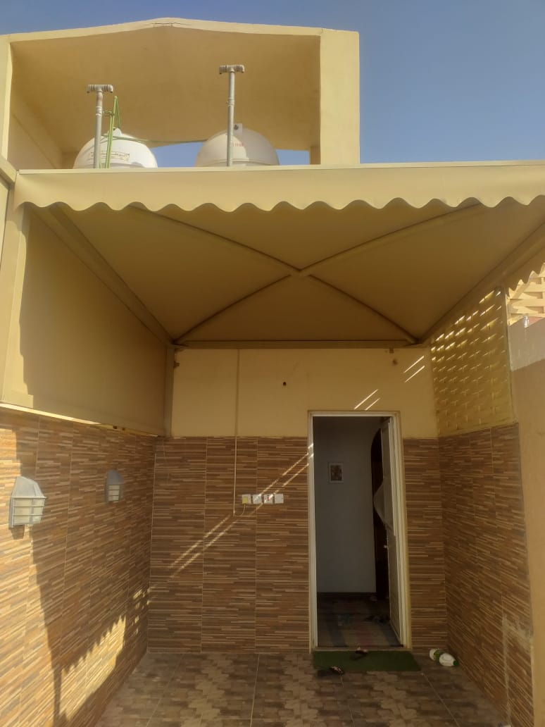 مظلات مدارس في الجنوب  تحمي الطلاب من الحرارة وتحسن البيئة المدرسية.
