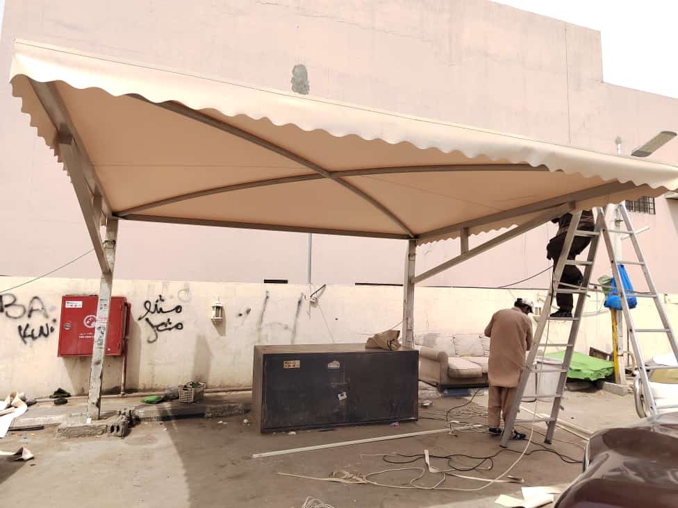 مظلات مدارس في عسير توفر بيئة مريحة وآمنة للطلاب في المساحات الخارجية.