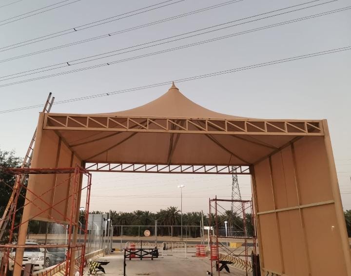 مظلات هرمية في الجنوب  توفر الظل والحماية بأناقة وجودة عالية.