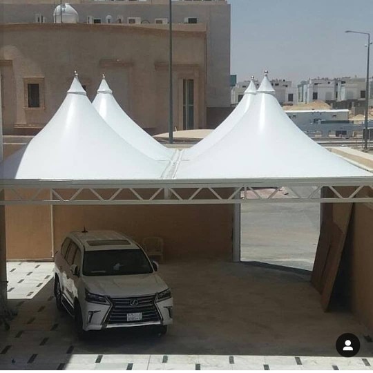 مظلات هرمية في الجنوب  لحماية السيارات أو الحدائق مع تصميم عصري.
